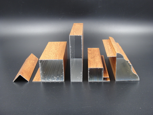 isolação térmica de alumínio do perfil da grão da madeira de 0.4mm para Iraque Malásia